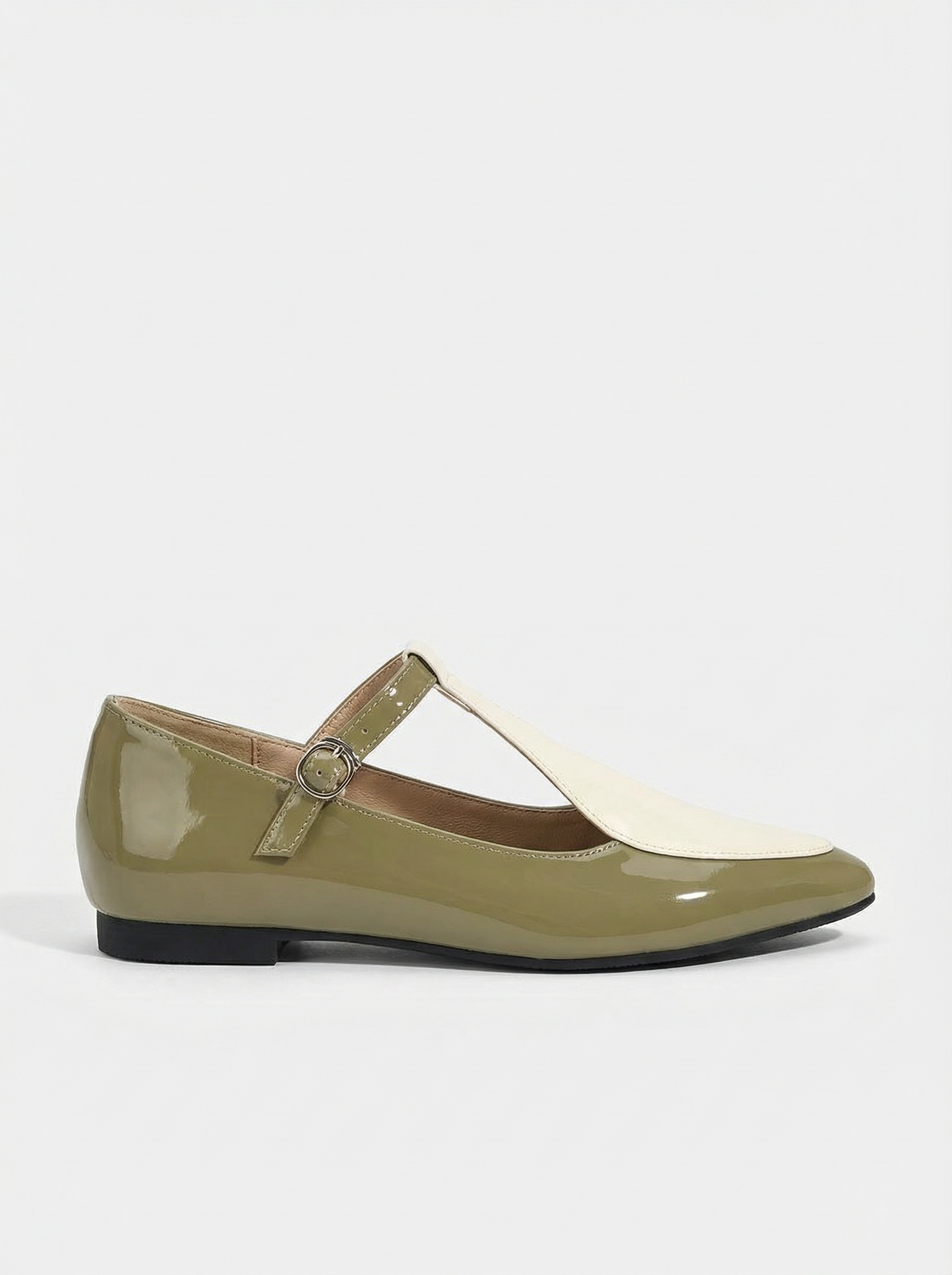 FLACHE SCHUHE MIT SPITZER ZEHENFORM UND T-STUFE