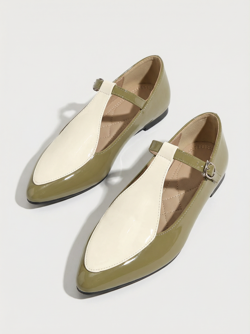 FLAT SHOES WITH POINTED TOES AND A T-STEP