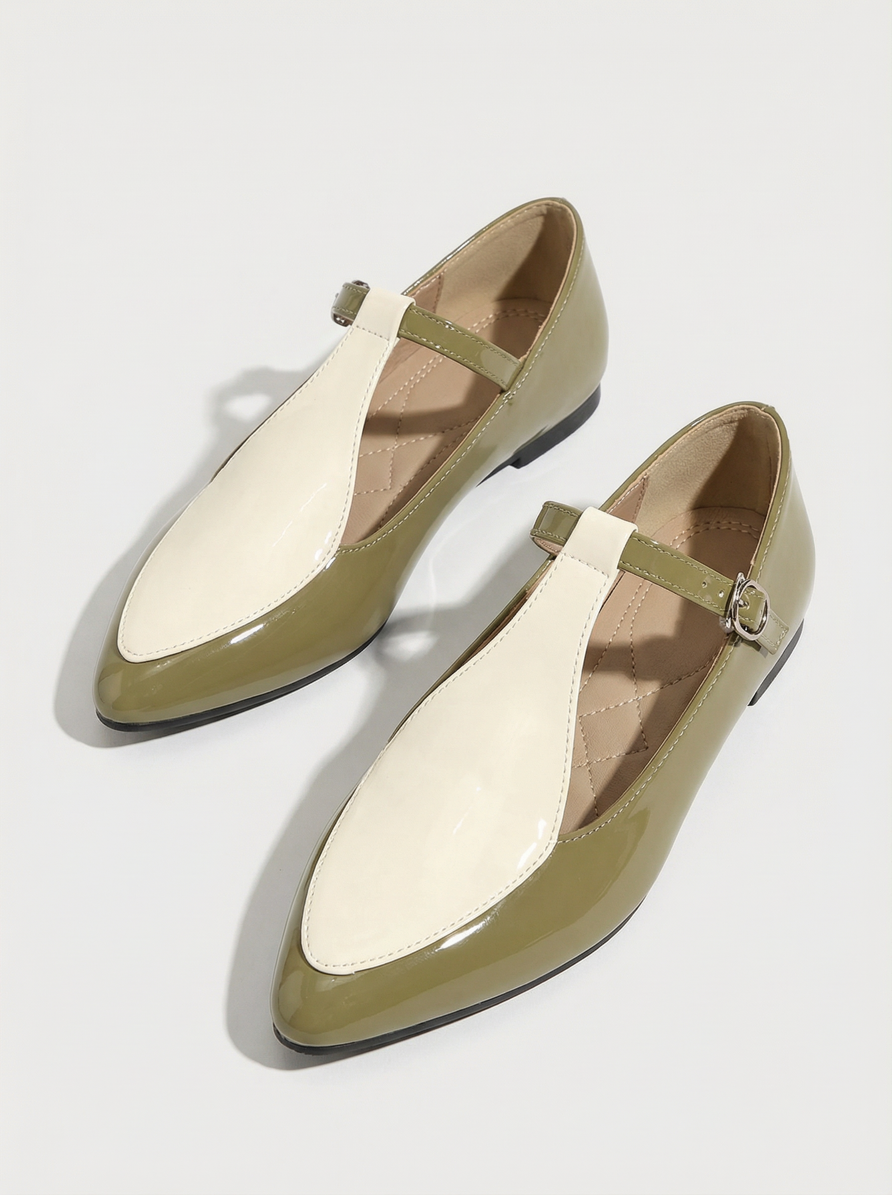 FLACHE SCHUHE MIT SPITZER ZEHENFORM UND T-STUFE