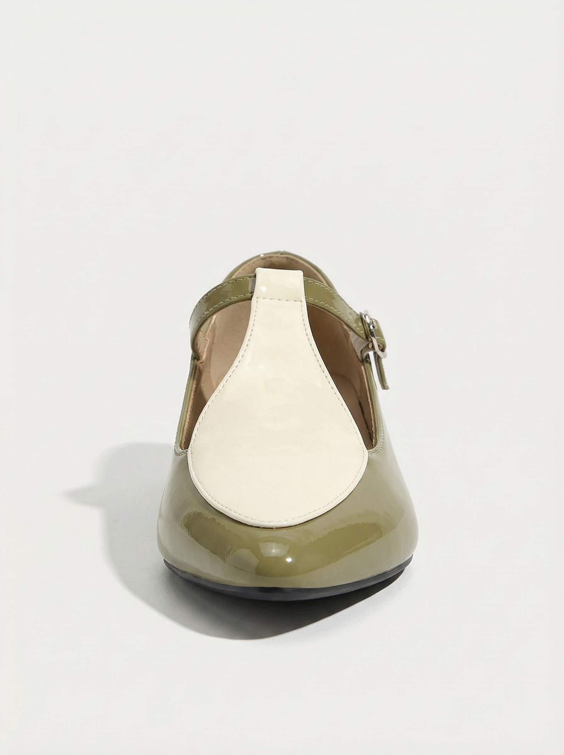 FLACHE SCHUHE MIT SPITZER ZEHENFORM UND T-STUFE