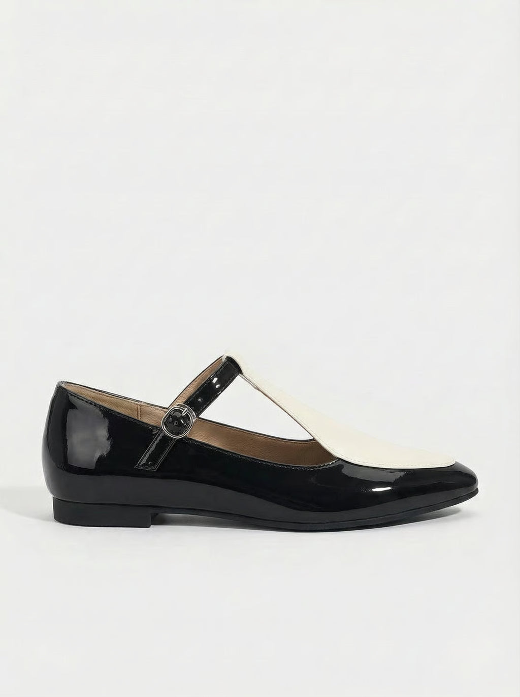FLAT SHOES WITH POINTED TOES AND A T-BAR STRAP