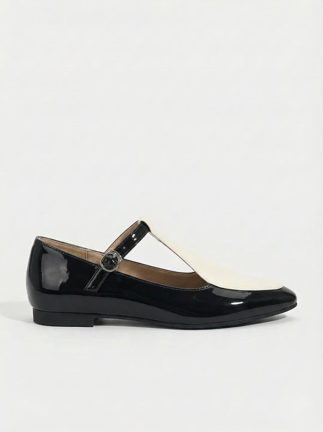 FLACHE SCHUHE MIT SPITZER ZEHENFORM UND T-STUFE