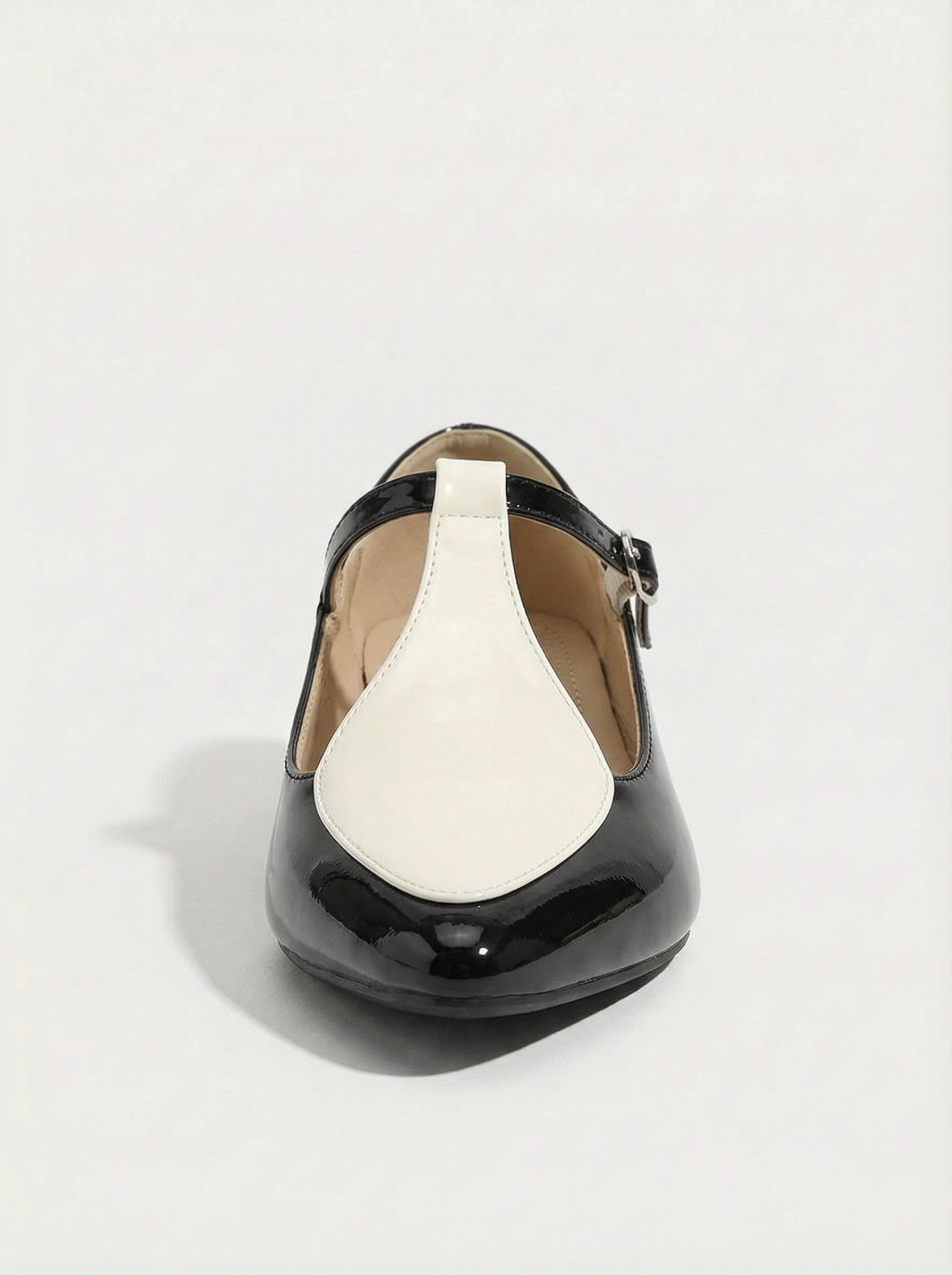 FLACHE SCHUHE MIT SPITZER ZEHENFORM UND T-STUFE