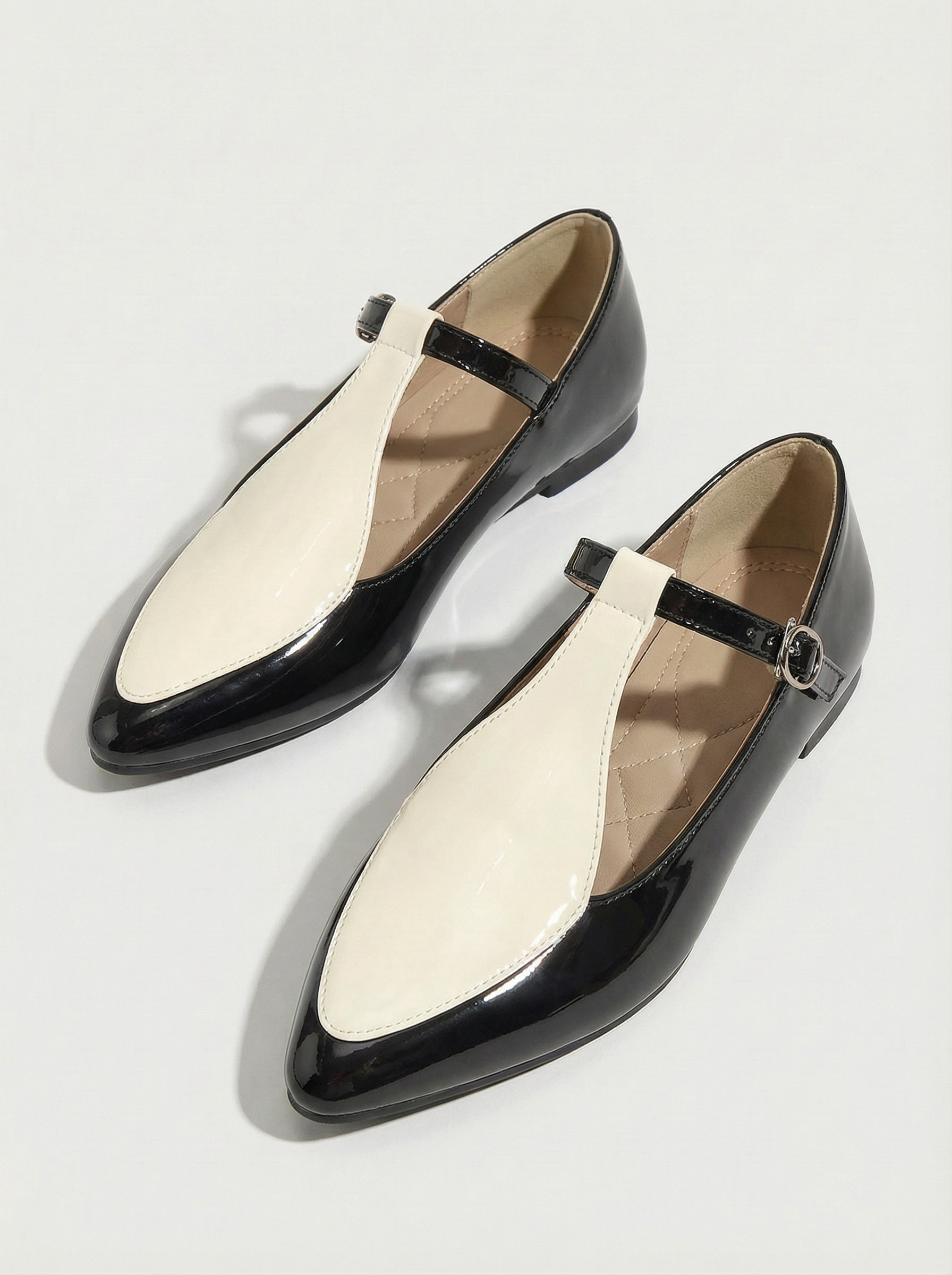 FLACHE SCHUHE MIT SPITZER ZEHENFORM UND T-STUFE