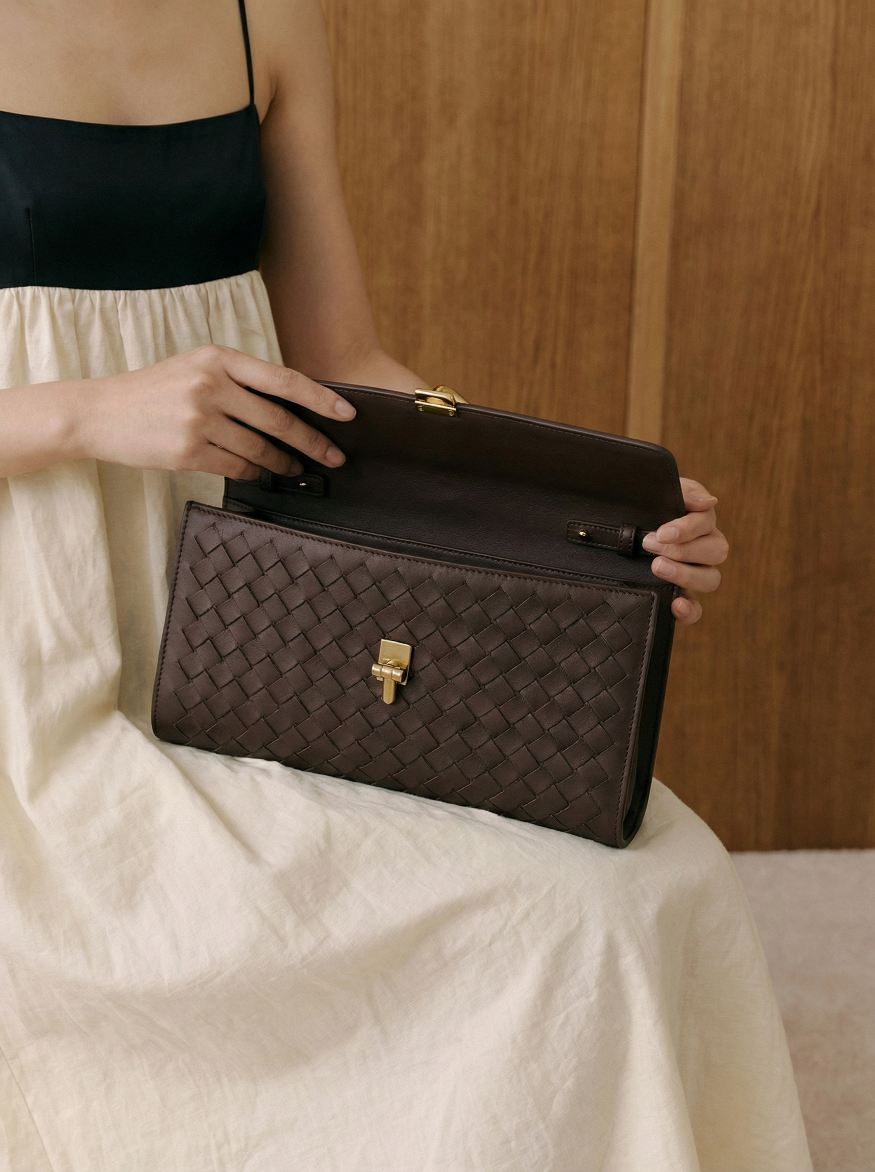 Elena Clutch aus gewebtem Wildleder