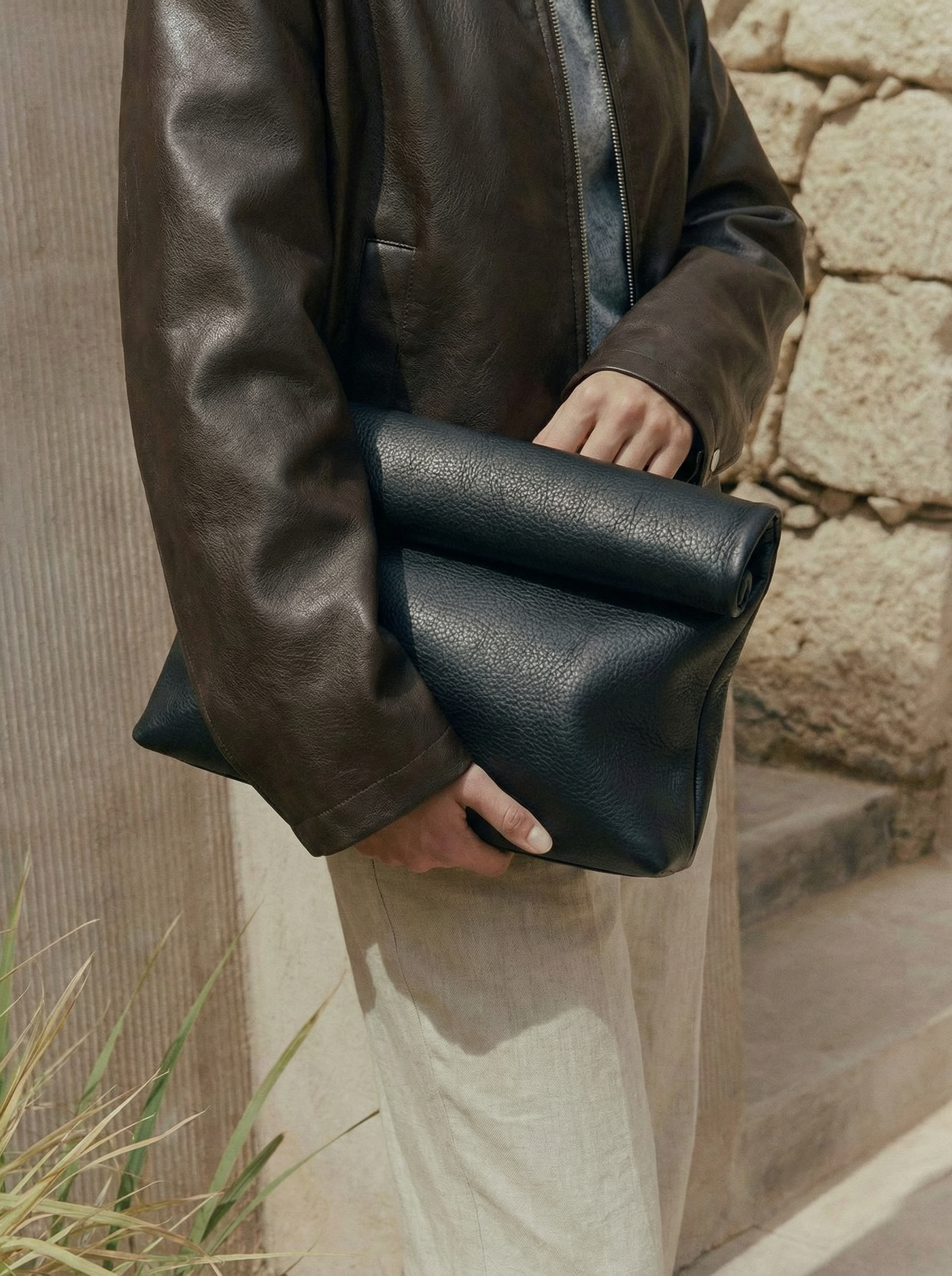 Rolltop-Clutch aus schwarzem genarbtem Leder