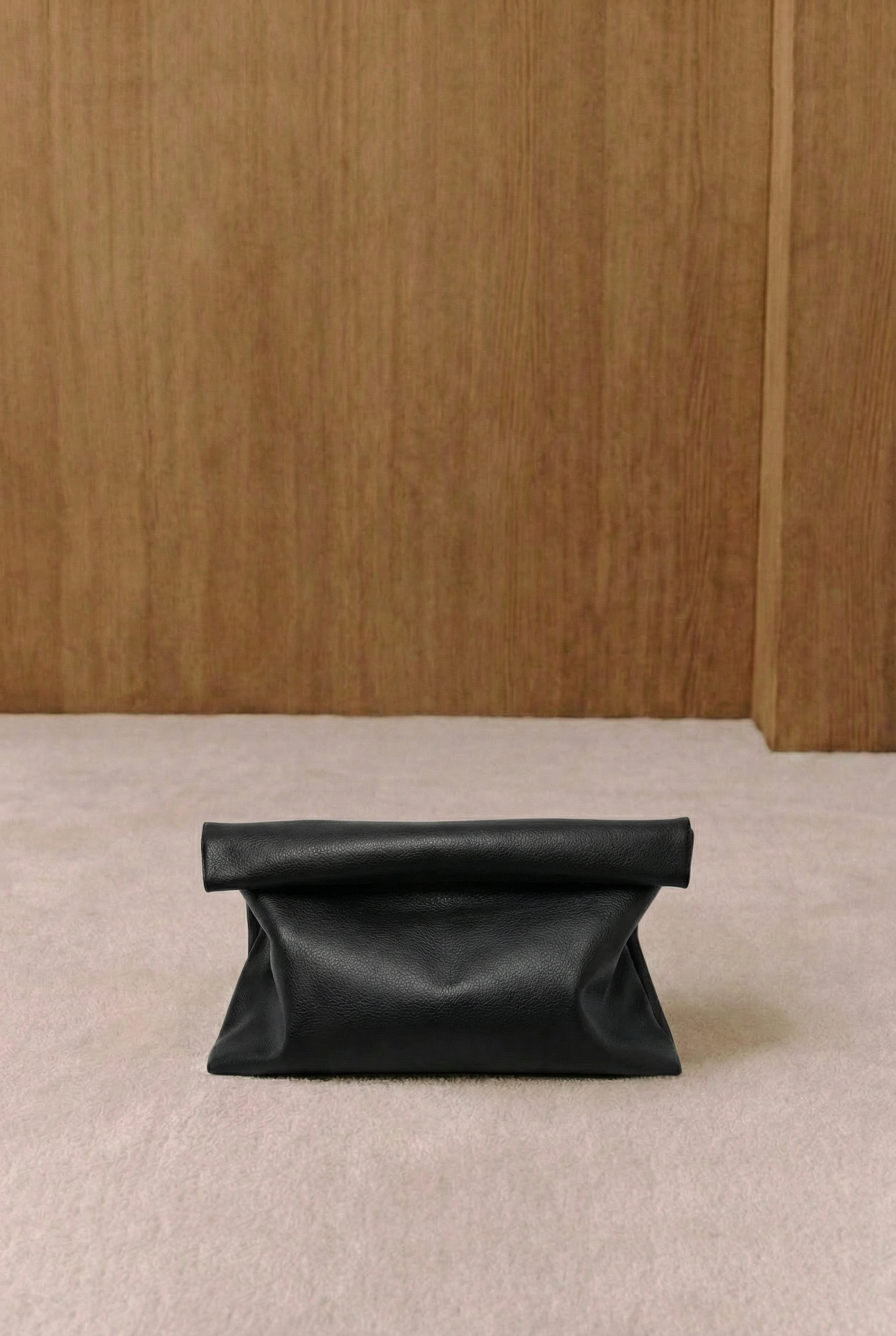 Rolltop-Clutch aus schwarzem genarbtem Leder