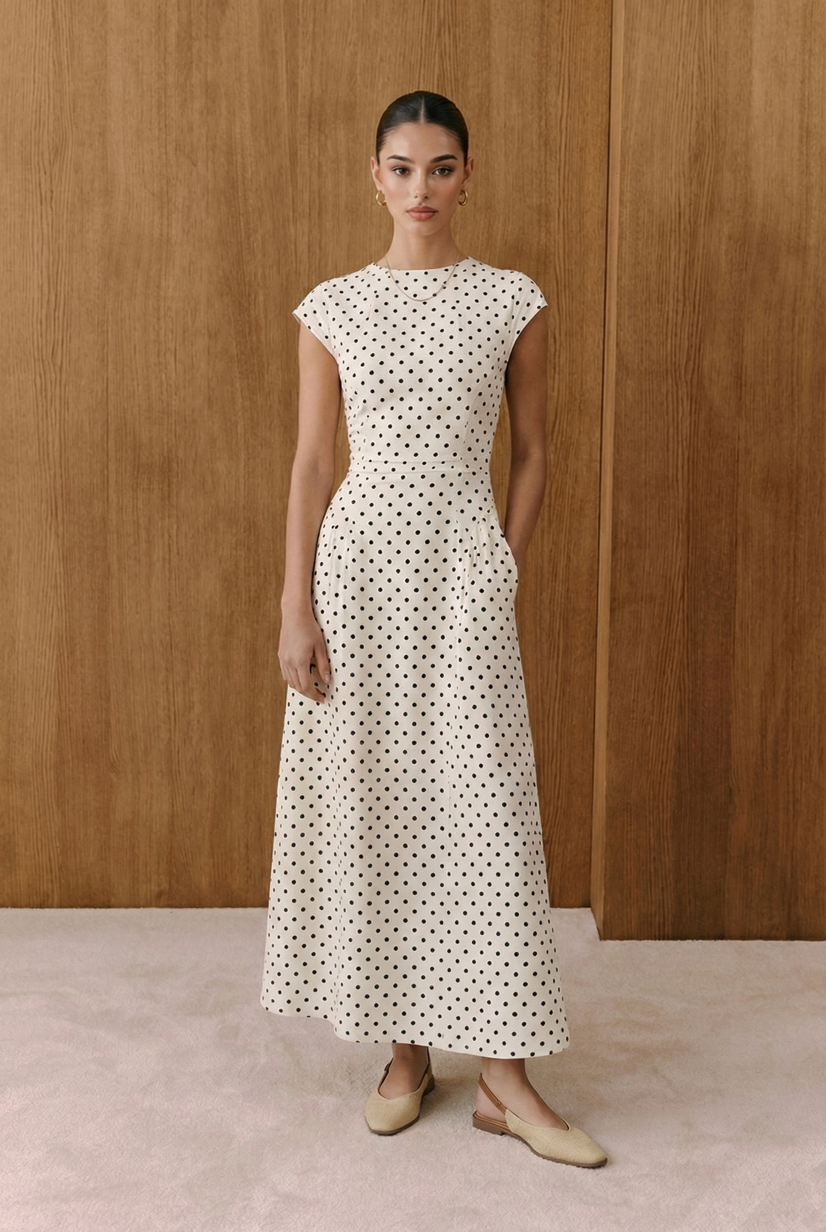 Gepunktetes Maxikleid mit kurzen Ärmeln